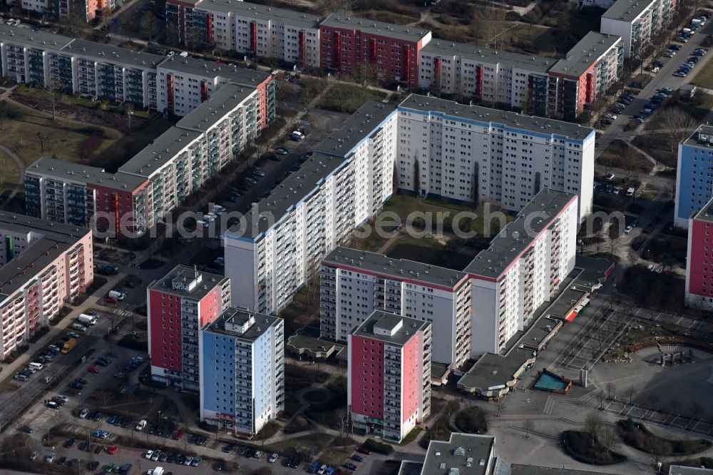 Berlin from the bird's eye view: Skyscrapers in the residential area of industrially manufactured settlement Cecilienstrasse - Cecilienplatz in the district Kaulsdorf in Berlin