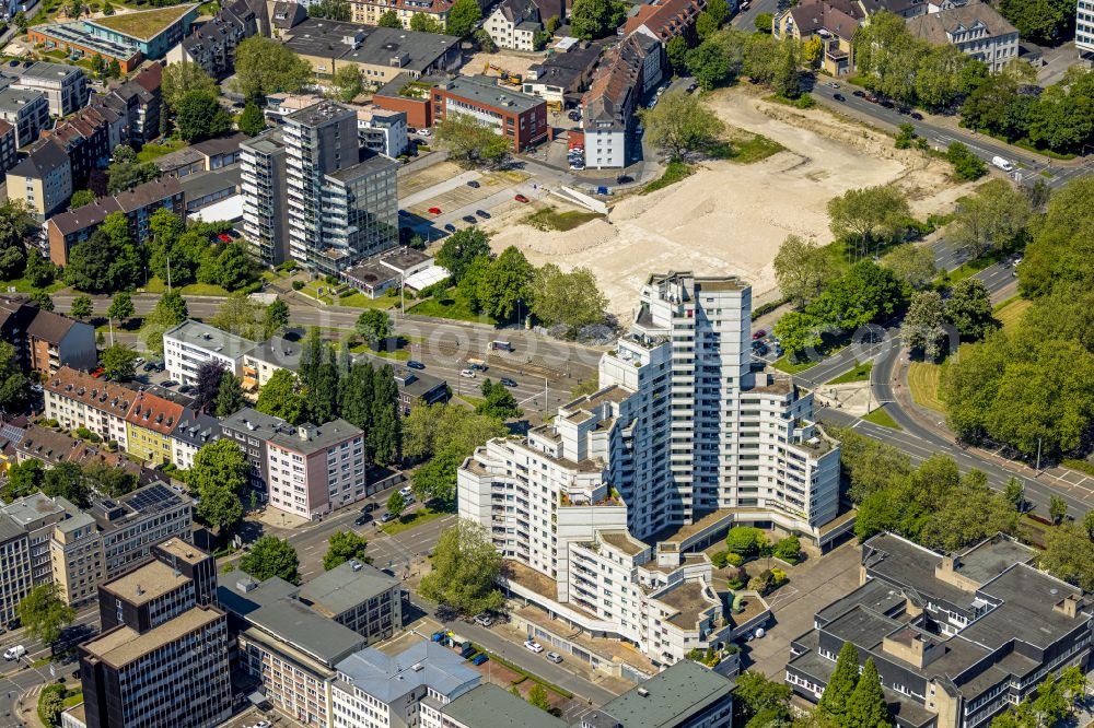 Gelsenkirchen from the bird's eye view: Skyscrapers in the residential area of industrially manufactured settlement Cityhochhaus on street Overwegstrasse in Gelsenkirchen at Ruhrgebiet in the state North Rhine-Westphalia, Germany