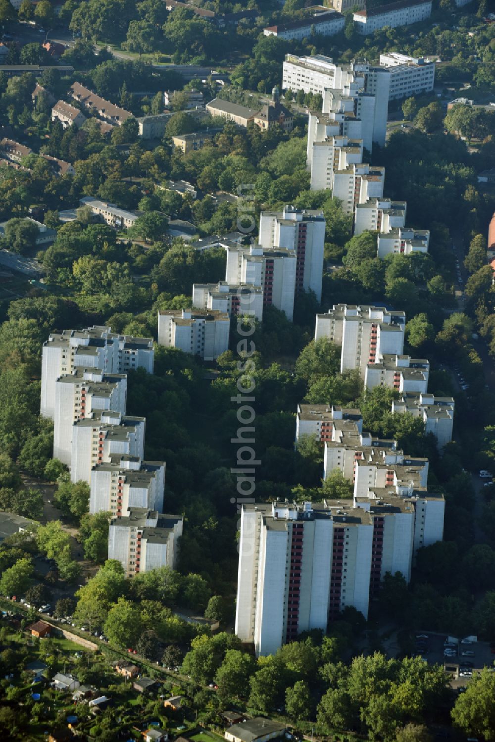 Aerial image Berlin - Skyscrapers in the residential area of industrially manufactured settlement Dammwegsiedlung - Weisse Siedlung on street Aronsstrasse in the district Neukoelln in Berlin, Germany