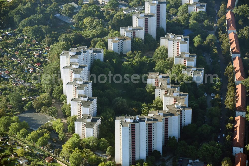 Aerial photograph Berlin - Skyscrapers in the residential area of industrially manufactured settlement Dammwegsiedlung - Weisse Siedlung on street Aronsstrasse in the district Neukoelln in Berlin, Germany