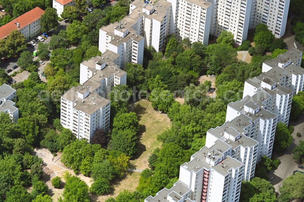 Aerial photograph Berlin - Skyscrapers in the residential area of industrially manufactured settlement Dammwegsiedlung - Weisse Siedlung on street Aronsstrasse in the district Neukoelln in Berlin, Germany