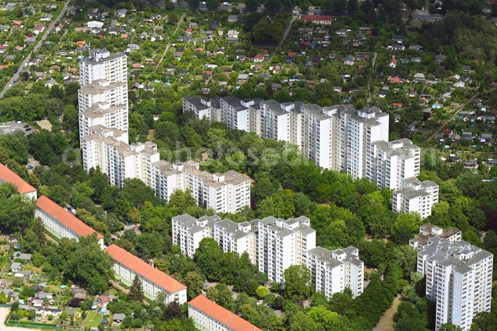 Berlin from the bird's eye view: Skyscrapers in the residential area of industrially manufactured settlement Dammwegsiedlung - Weisse Siedlung on street Aronsstrasse in the district Neukoelln in Berlin, Germany