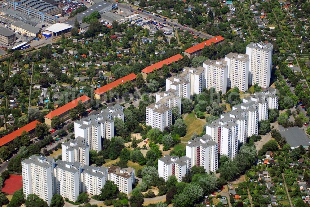 Aerial photograph Berlin - Skyscrapers in the residential area of industrially manufactured settlement Dammwegsiedlung - Weisse Siedlung in the district Neukoelln in Berlin, Germany