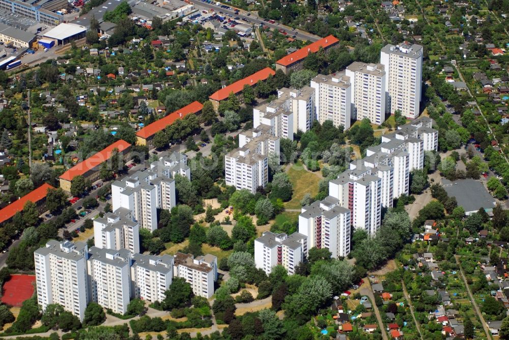 Aerial photograph Berlin - Skyscrapers in the residential area of industrially manufactured settlement Dammwegsiedlung - Weisse Siedlung in the district Neukoelln in Berlin, Germany