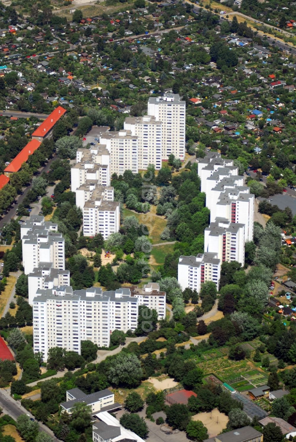 Berlin from above - Skyscrapers in the residential area of industrially manufactured settlement Dammwegsiedlung - Weisse Siedlung in the district Neukoelln in Berlin, Germany