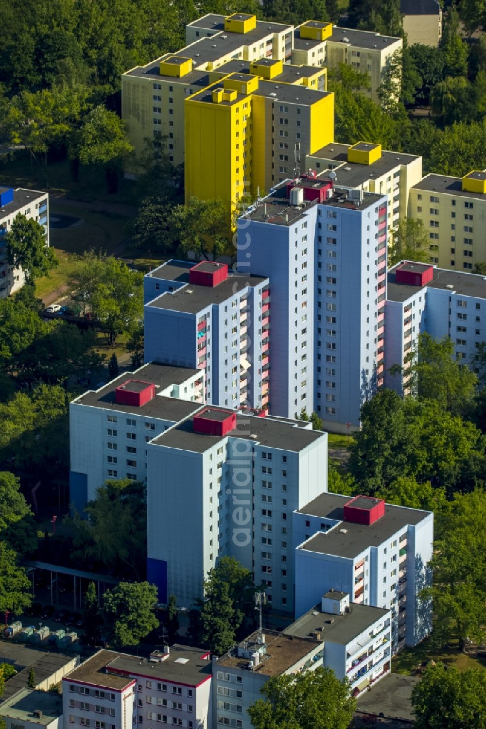 Dortmund from the bird's eye view: Skyscrapers in the residential area of industrially manufactured settlement in Dortmund in the state North Rhine-Westphalia