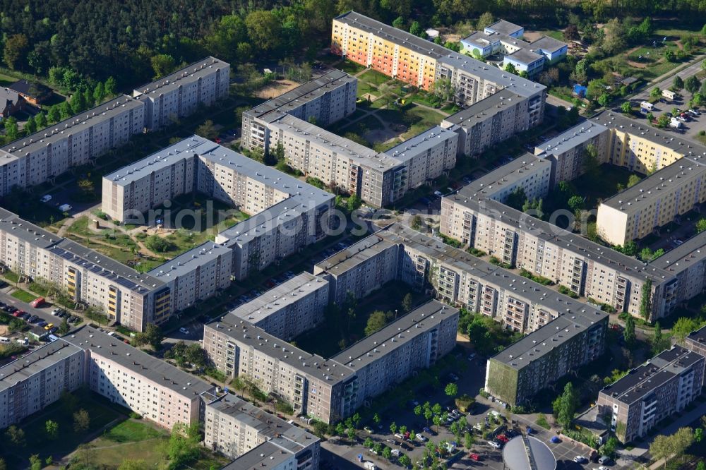 Drewitz, Potsdam from the bird's eye view: Skyscrapers in the residential area of former GDR- industrially manufactured settlement in Drewitz, Potsdam in the state Brandenburg