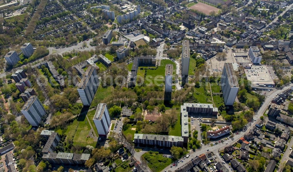 Duisburg, Homberg from the bird's eye view: Skyscrapers in the residential area of industrially manufactured settlement in Duisburg in the state North Rhine-Westphalia