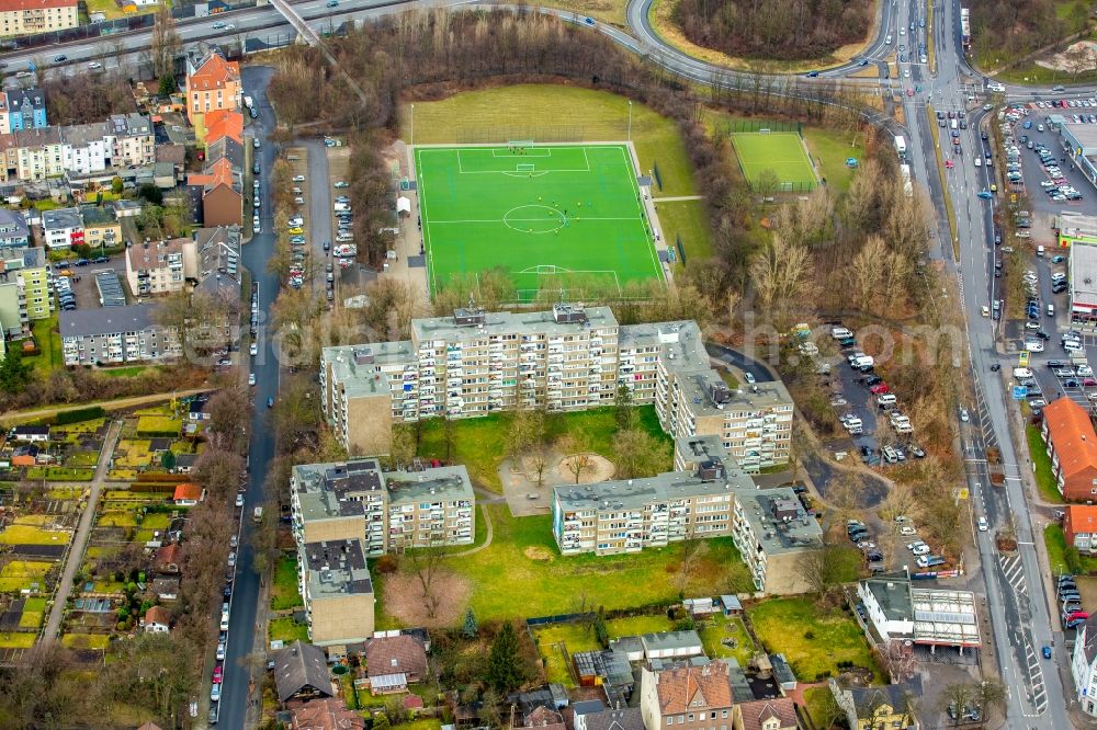 Aerial photograph Herne - Skyscrapers in the residential area of industrially manufactured settlement Emscherstrasse in the district Wanne-Eickel in Herne in the state North Rhine-Westphalia