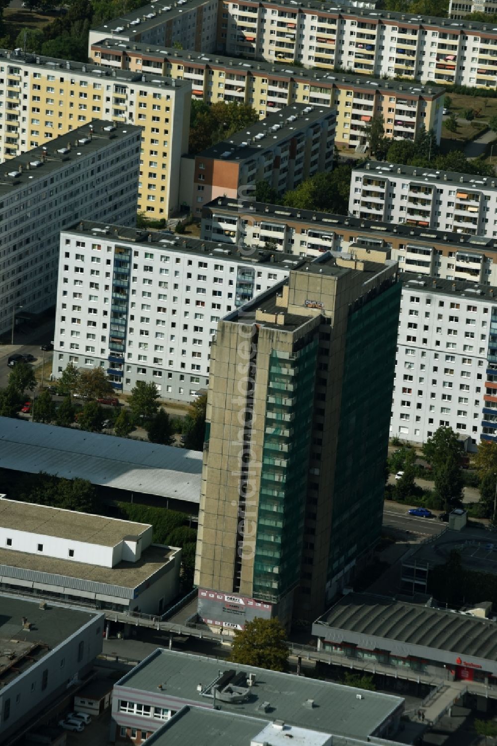 Aerial image Halle (Saale) - Skyscrapers in the residential area of industrially manufactured settlement entlang der Albert-Einstein-Strasse in district Neustadt in Halle (Saale) in the state Saxony-Anhalt