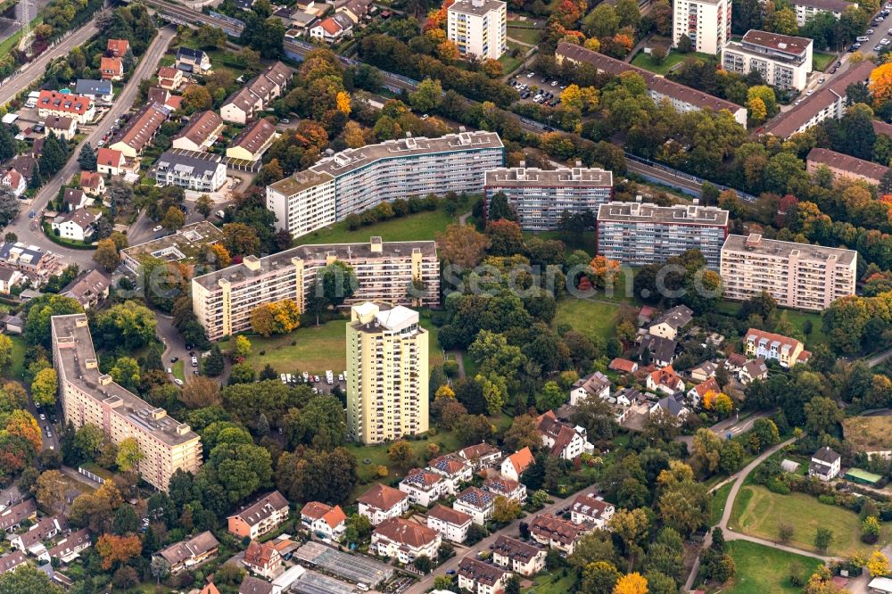 Aerial image Freiburg im Breisgau - Skyscrapers in the residential area of industrially manufactured settlement along the Badenweilerstrasse - Laufener Strasse in the district Weingarten in Freiburg im Breisgau in the state Baden-Wuerttemberg, Germany