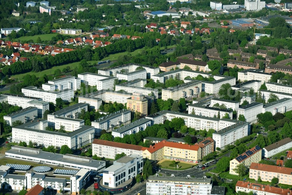 Aerial photograph Rostock - Skyscrapers in the residential area of industrially manufactured settlement along the Ernst-Thaelmann-Strasse in Rostock in the state Mecklenburg - Western Pomerania, Germany