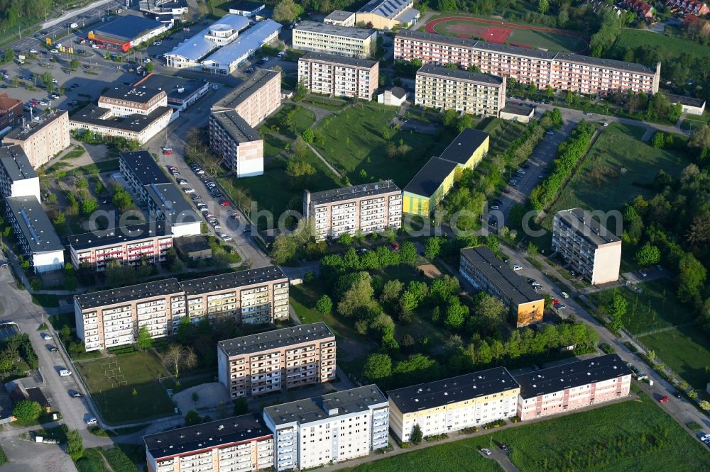 Salzwedel from above - Skyscrapers in the residential area of industrially manufactured settlement along the Hansestrasse - Am Perver Berg in Salzwedel in the state Saxony-Anhalt, Germany