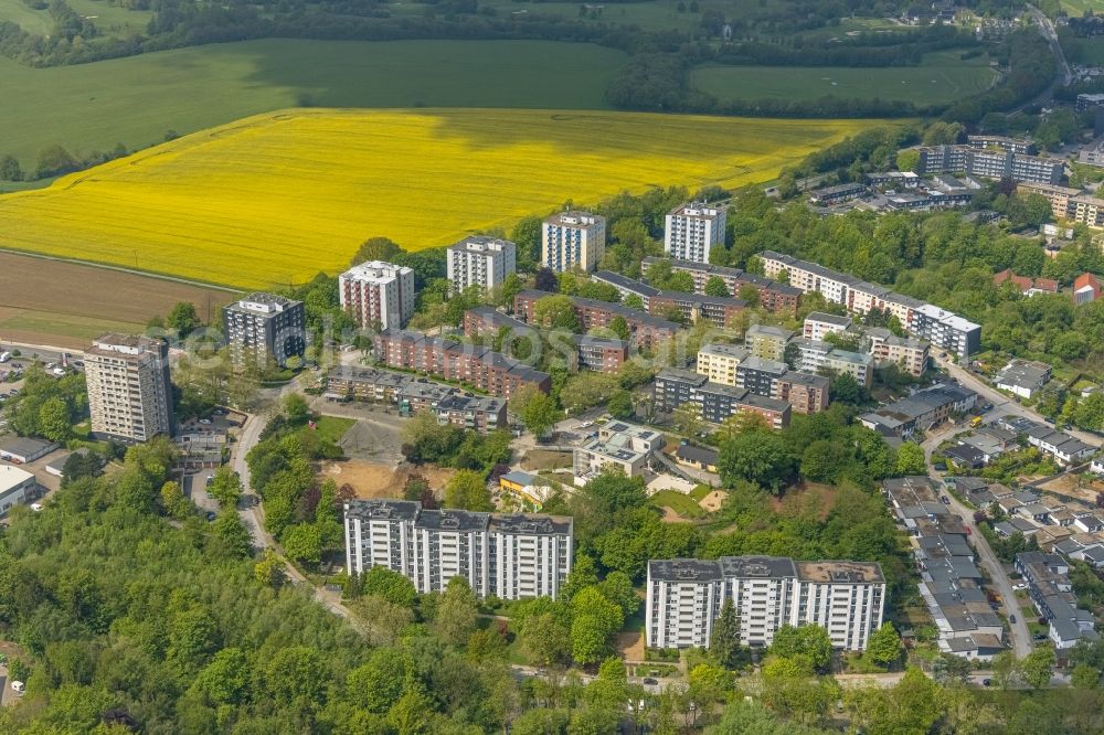 Heiligenhaus from above - Skyscrapers in the residential area of industrially manufactured settlement along the Harzstrasse - Rhoenstrasse - Hunsrueckstrasse in Heiligenhaus at Ruhrgebiet in the state North Rhine-Westphalia, Germany