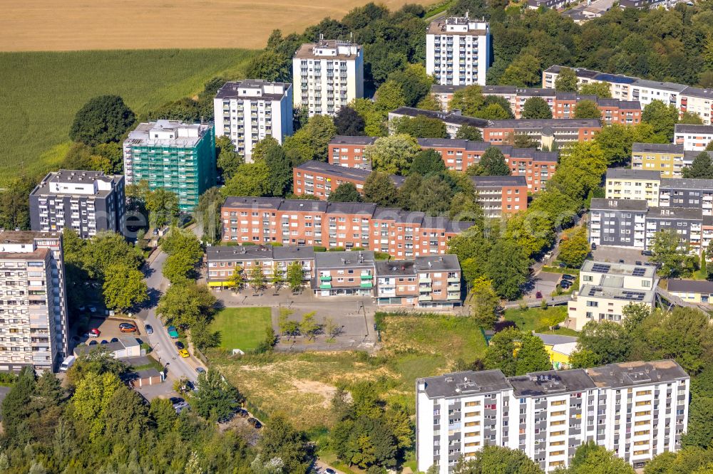 Heiligenhaus from the bird's eye view: Skyscrapers in the residential area of industrially manufactured settlement along the Harzstrasse - Rhoenstrasse - Hunsrueckstrasse in Heiligenhaus in the state North Rhine-Westphalia, Germany