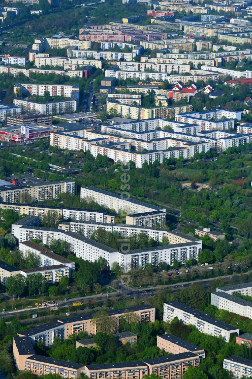 Berlin from the bird's eye view: Skyscrapers in the residential area of industrially manufactured settlement along the Hellersdorfer Strasse - Neue Grottkauer Strasse in Berlin, Germany