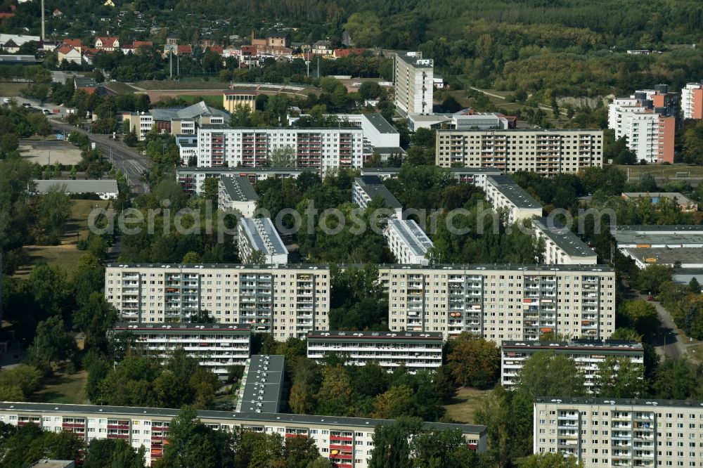 Aerial image Halle (Saale) - Skyscrapers in the residential area of industrially manufactured settlement along the Hellstedter Strasse in Halle (Saale) in the state Saxony-Anhalt