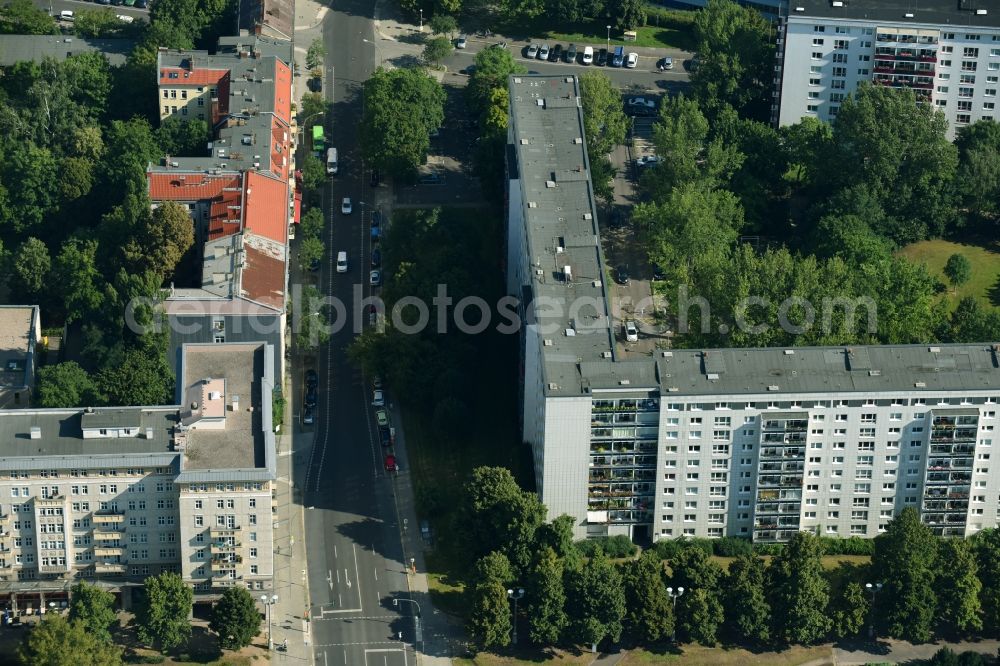 Aerial photograph Berlin - Skyscrapers in the residential area of industrially manufactured settlement along the Lebuser Str. in the district Friedrichshain in Berlin, Germany