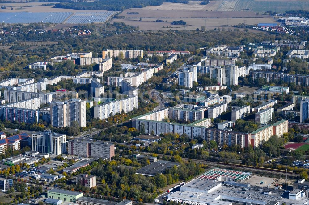 Aerial photograph Berlin - Skyscrapers in the residential area of industrially manufactured settlement along the Mehrower Allee - Maerkische Allee in the district Marzahn in Berlin, Germany