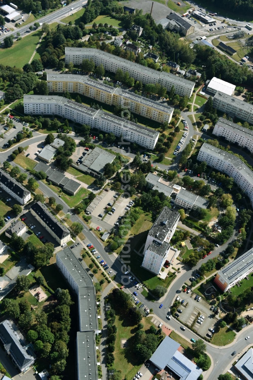 Reichenbach im Vogtland from the bird's eye view: Skyscrapers in the residential area of industrially manufactured settlement along the Obermylauer Weg and the Julius-Mosem-Strasse in Reichenbach im Vogtland in the state Saxony