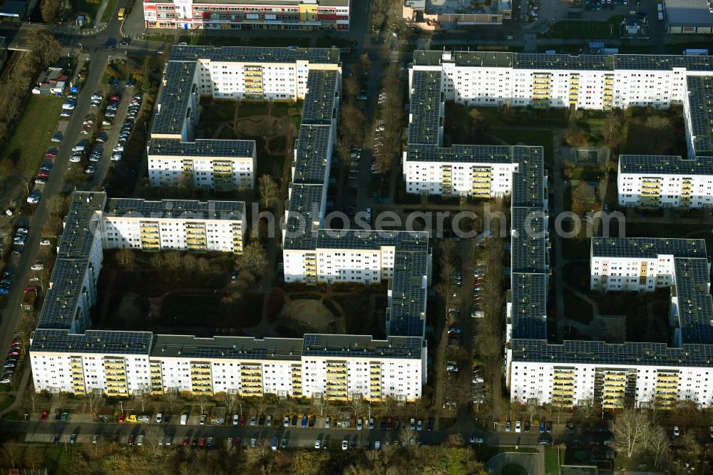 Aerial photograph Berlin - Skyscrapers in the residential area of industrially manufactured settlement Erich-Kaestner-Strasse - Neue Grottkauer Strasse - Maxi-Wander-Strasse in the district Hellersdorf in Berlin, Germany