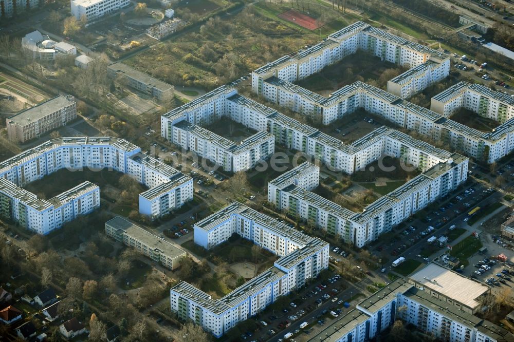 Aerial photograph Berlin - Skyscrapers in the residential area of industrially manufactured settlement Erich-Kaestner-Strasse - Neue Grottkauer Strasse - Maxi-Wander-Strasse in the district Hellersdorf in Berlin, Germany