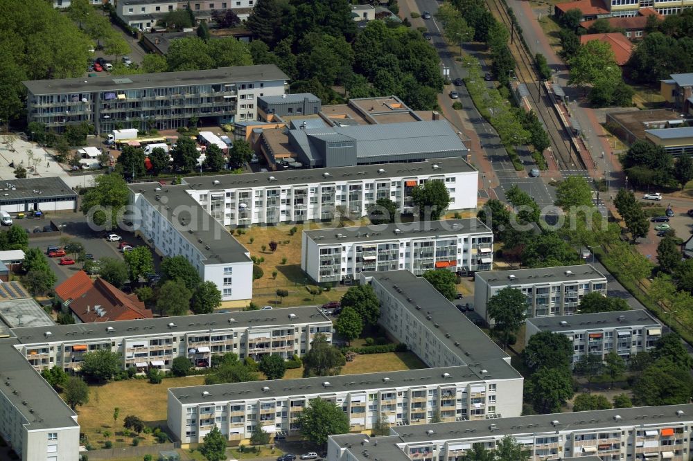 Garbsen from the bird's eye view: Skyscrapers in the residential area of industrially manufactured settlement in Garbsen in the state Lower Saxony