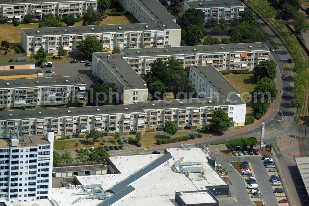 Aerial photograph Garbsen - Skyscrapers in the residential area of industrially manufactured settlement in Garbsen in the state Lower Saxony