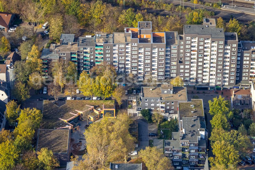 Aerial image Gelsenkirchen - Skyscrapers in the residential area of industrially manufactured settlement on street Wiehagen in the district Neustadt in Gelsenkirchen at Ruhrgebiet in the state North Rhine-Westphalia, Germany