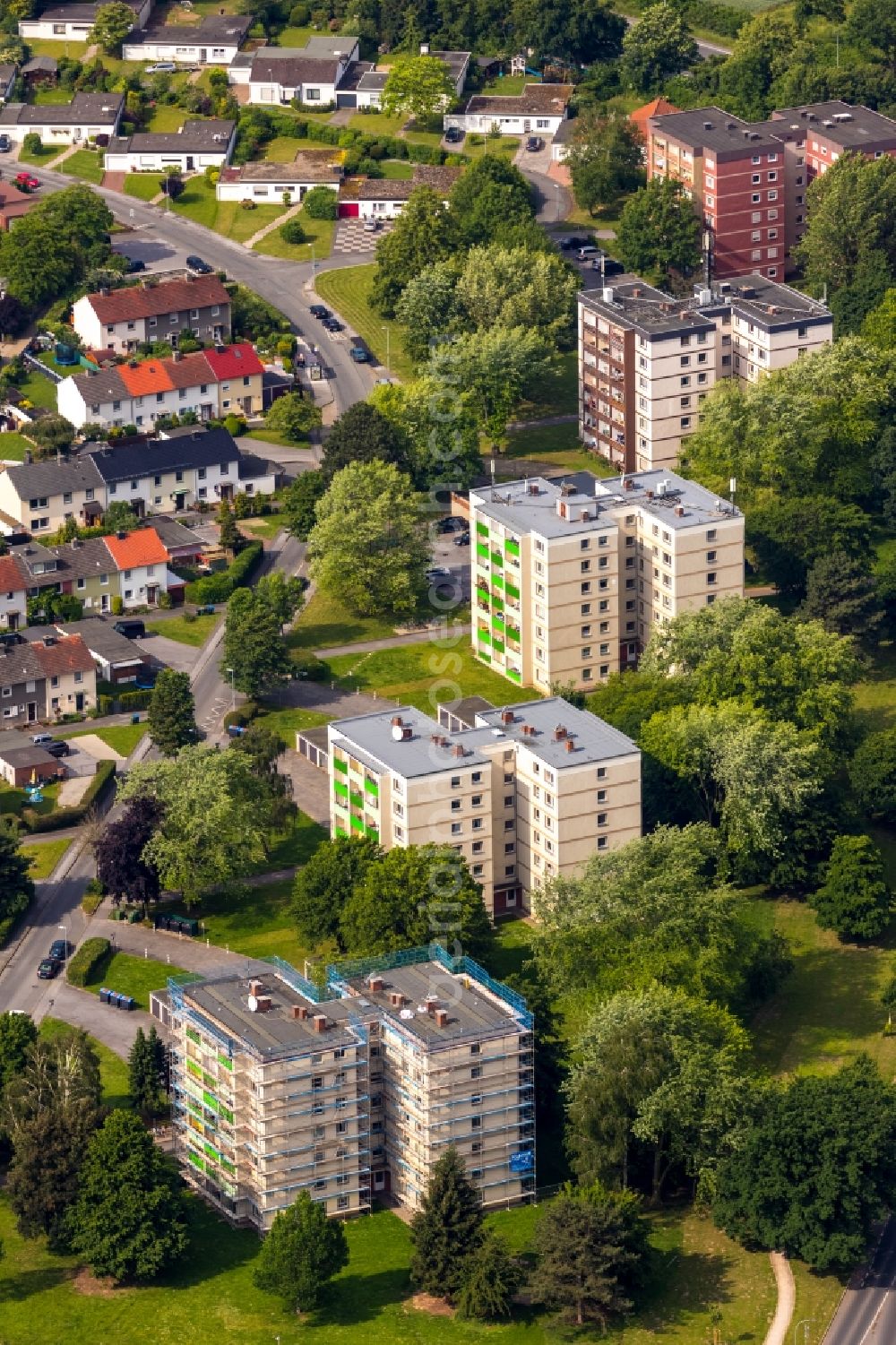 Aerial photograph Soest - Skyscrapers in the residential area of industrially manufactured settlement on Gotlandweg in Soest in the state North Rhine-Westphalia, Germany