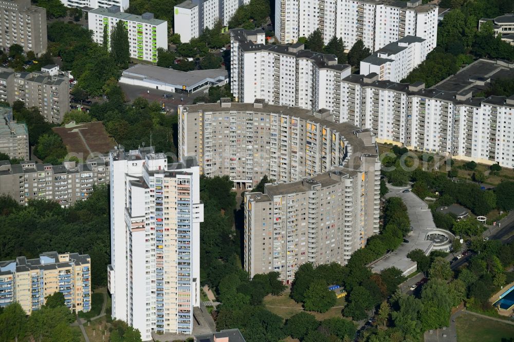 Aerial photograph Berlin - Skyscrapers in the residential area of industrially manufactured settlement Gropiushaus on Lipschitzallee - Fritz-Erler-Allee in the district Buckow in Berlin, Germany