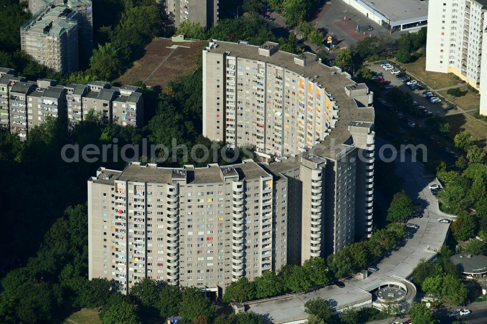 Berlin from the bird's eye view: Skyscrapers in the residential area of industrially manufactured settlement Gropiushaus on Lipschitzallee - Fritz-Erler-Allee in the district Buckow in Berlin, Germany