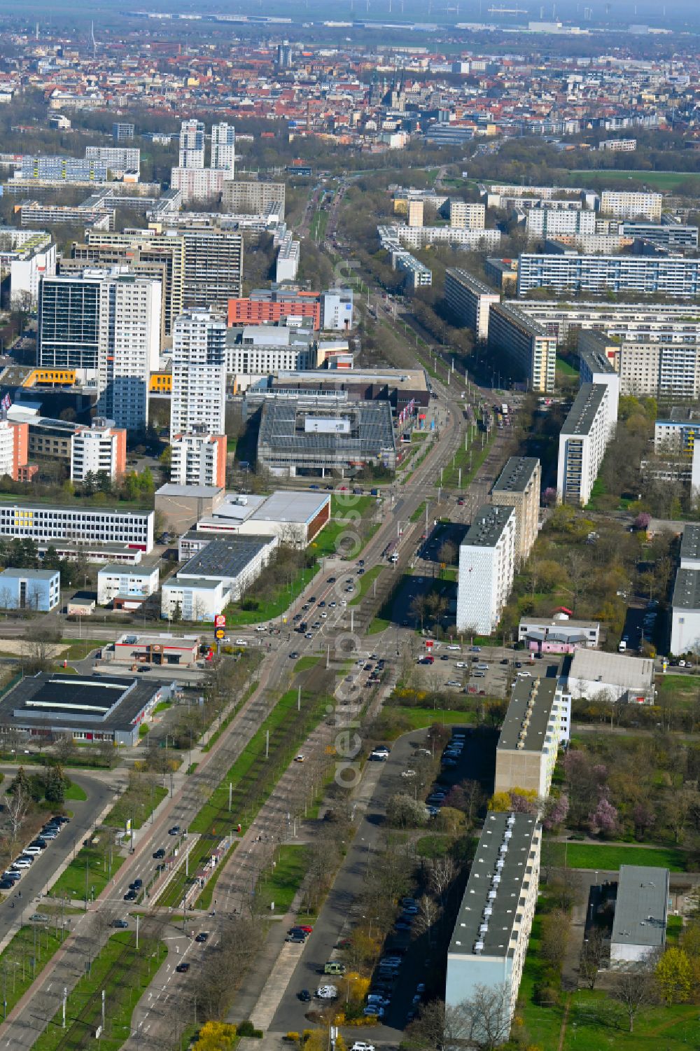 Aerial image Halle (Saale) - Residential area of industrially manufactured settlement on street Weststrasse - An der Magistrale in the district Neustadt in Halle (Saale) in the state Saxony-Anhalt, Germany