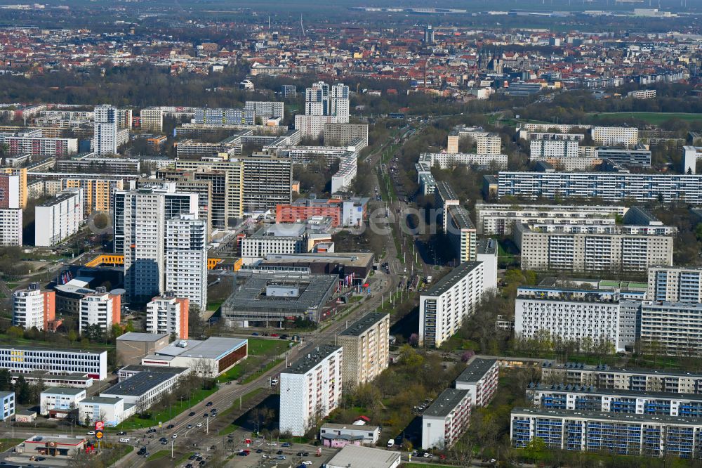 Aerial photograph Halle (Saale) - Residential area of industrially manufactured settlement on street Weststrasse - An der Magistrale in the district Neustadt in Halle (Saale) in the state Saxony-Anhalt, Germany