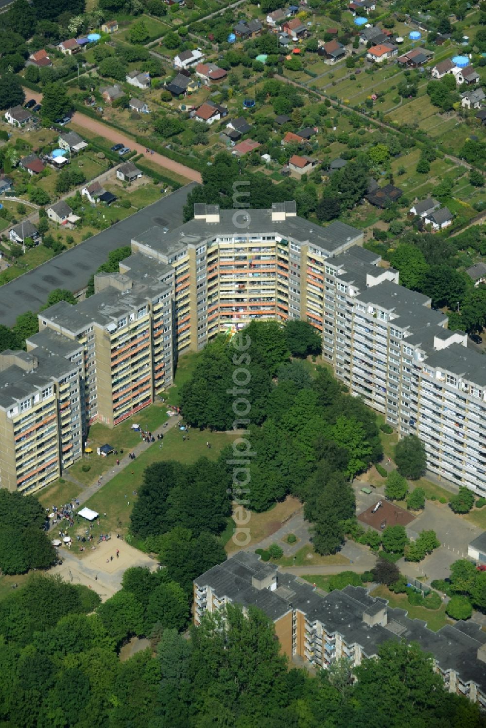 Aerial image Hannover, Mühlenberg - Skyscrapers in the residential area of industrially manufactured settlement in Hannover, Muehlenberg in the state Lower Saxony