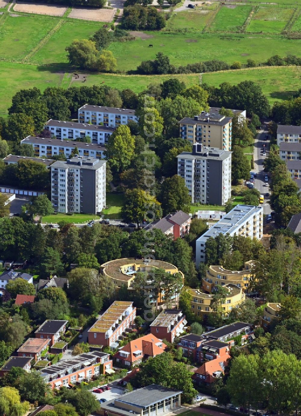 Aerial photograph Hamburg - Skyscrapers in the residential area of industrially manufactured settlement on Heerbrook in the district Iserbrook in Hamburg, Germany