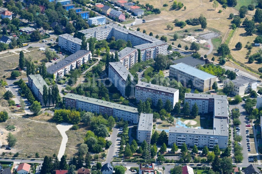 Aerial photograph Berlin - Skyscrapers in the residential area of industrially manufactured settlement Heinrich-Grueber-Strasse - Wernerstrasse in the district Hellersdorf in Berlin, Germany