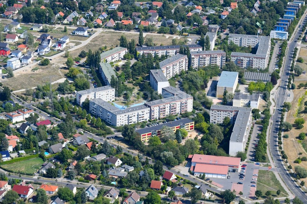 Aerial image Berlin - Skyscrapers in the residential area of industrially manufactured settlement Heinrich-Grueber-Strasse - Wernerstrasse in the district Hellersdorf in Berlin, Germany