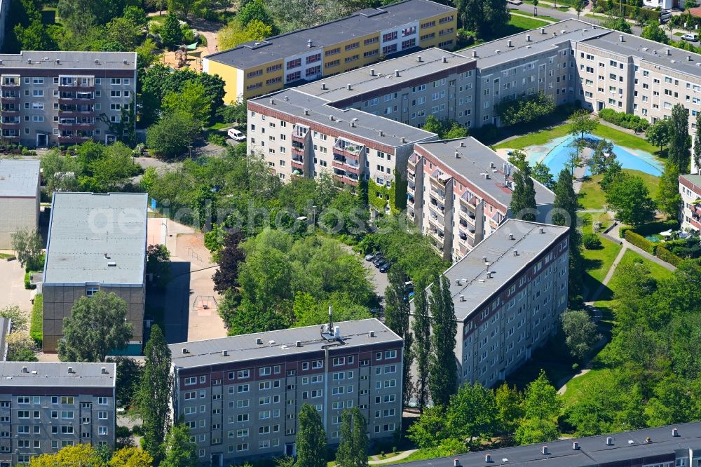 Berlin from the bird's eye view: Skyscrapers in the residential area of industrially manufactured settlement Heinrich-Grueber-Strasse - Wernerstrasse in the district Hellersdorf in Berlin, Germany