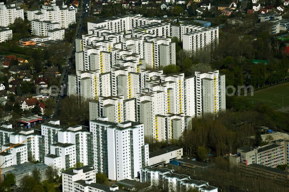 Aerial photograph Berlin - Skyscrapers in the residential area of a??a??an industrially manufactured prefabricated housing estate on Heinzegraben in the Maerkisches Viertel district in Berlin, Germany