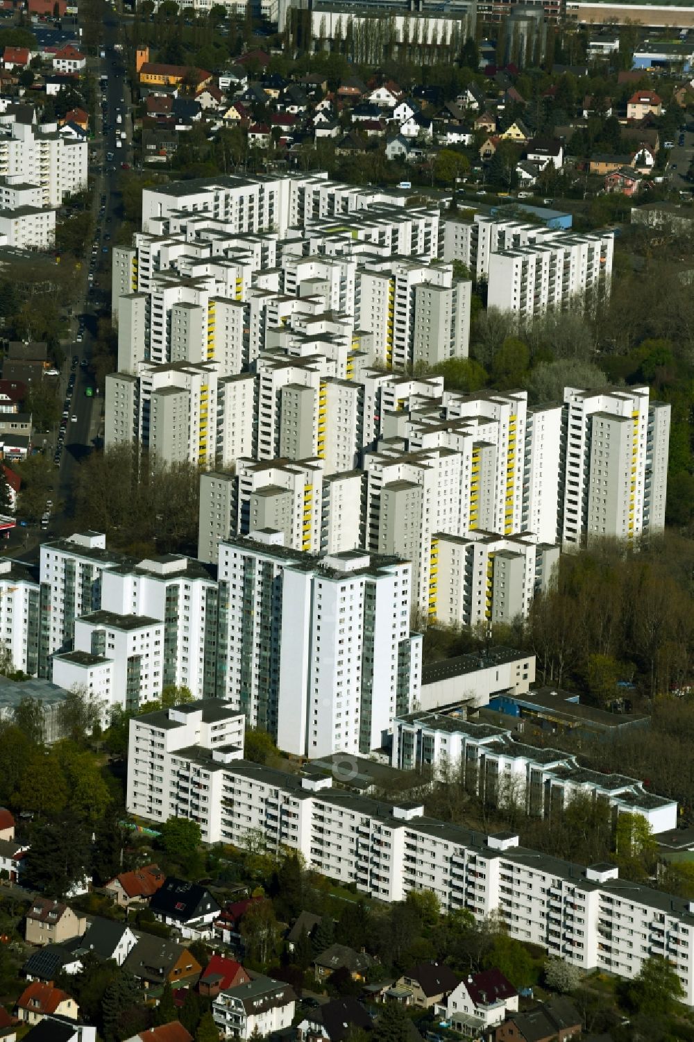Berlin from above - Skyscrapers in the residential area of a??a??an industrially manufactured prefabricated housing estate on Heinzegraben in the Maerkisches Viertel district in Berlin, Germany