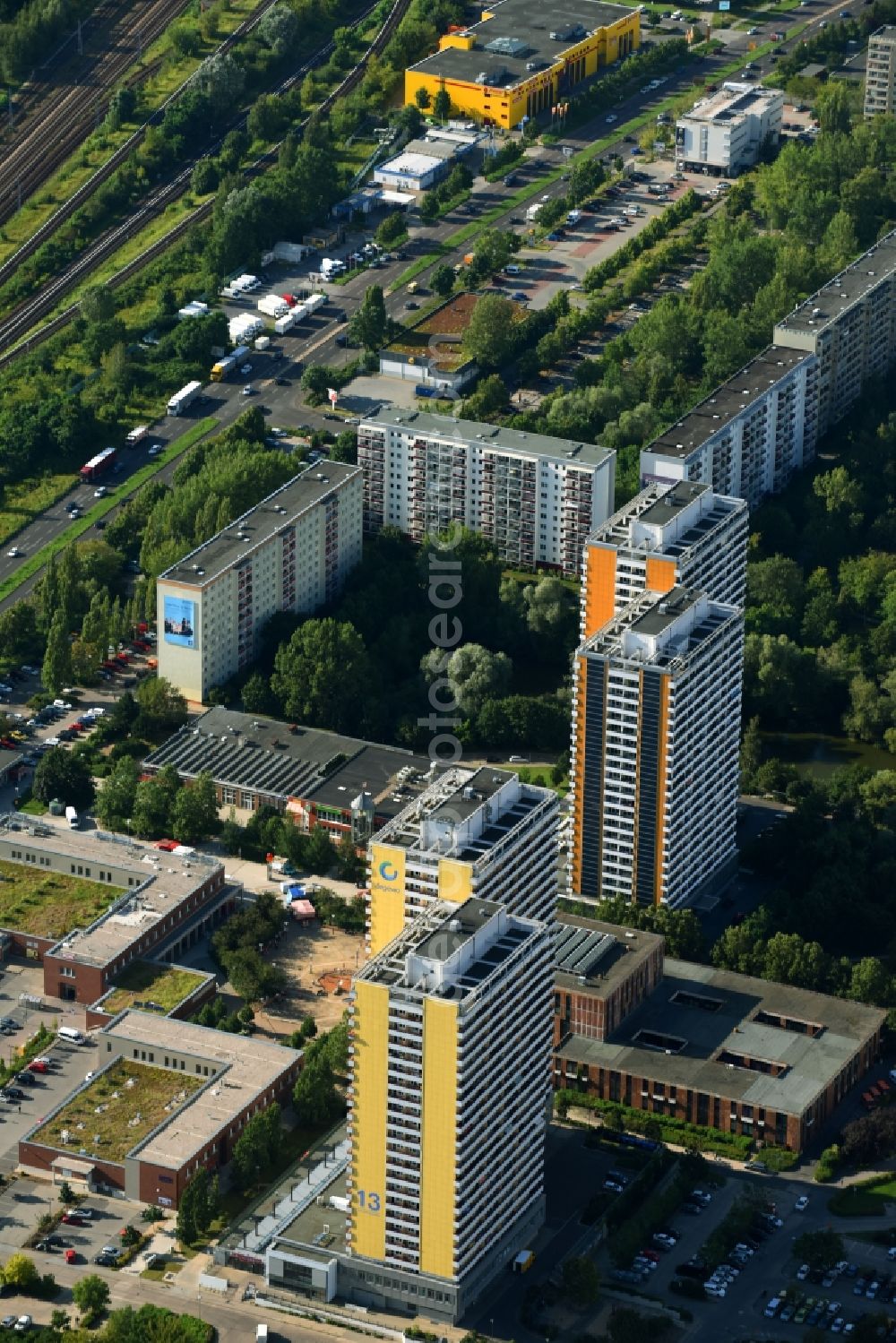 Aerial photograph Berlin - Skyscrapers in the residential area of industrially manufactured settlement on Helene-Weigel-Platz in the district Marzahn-Hellersdorf in Berlin, Germany