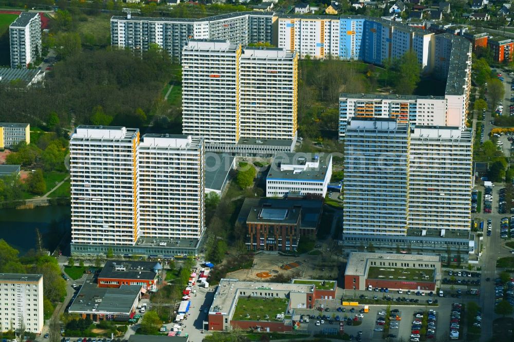 Aerial photograph Berlin - Skyscrapers in the residential area of industrially manufactured settlement on Helene-Weigel-Platz in the district Marzahn-Hellersdorf in Berlin, Germany