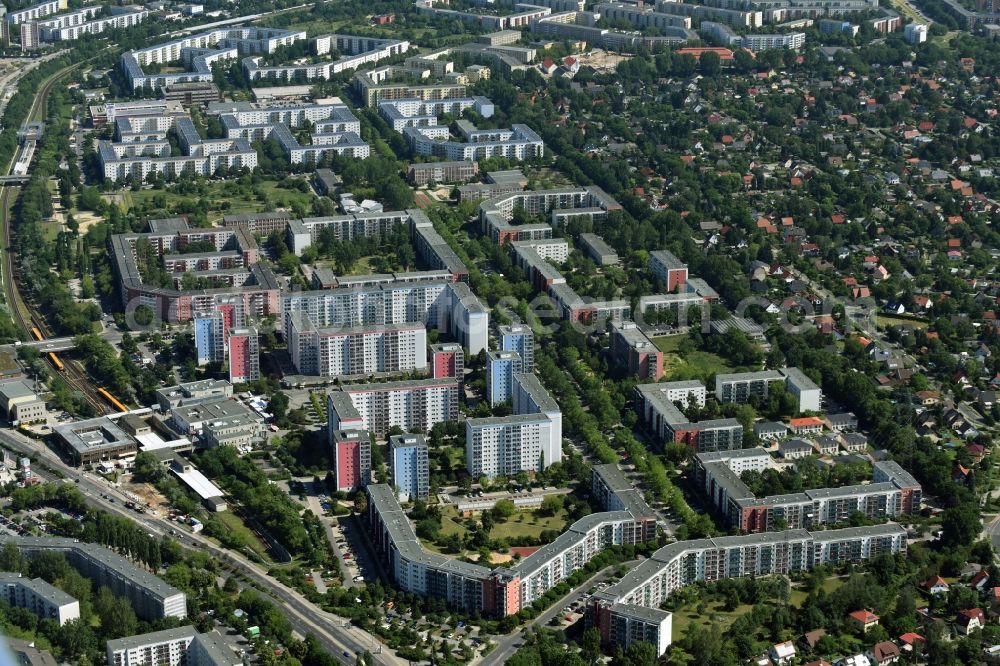 Berlin from the bird's eye view: Skyscrapers in the residential area of industrially manufactured settlement Hellersdorf in Berlin