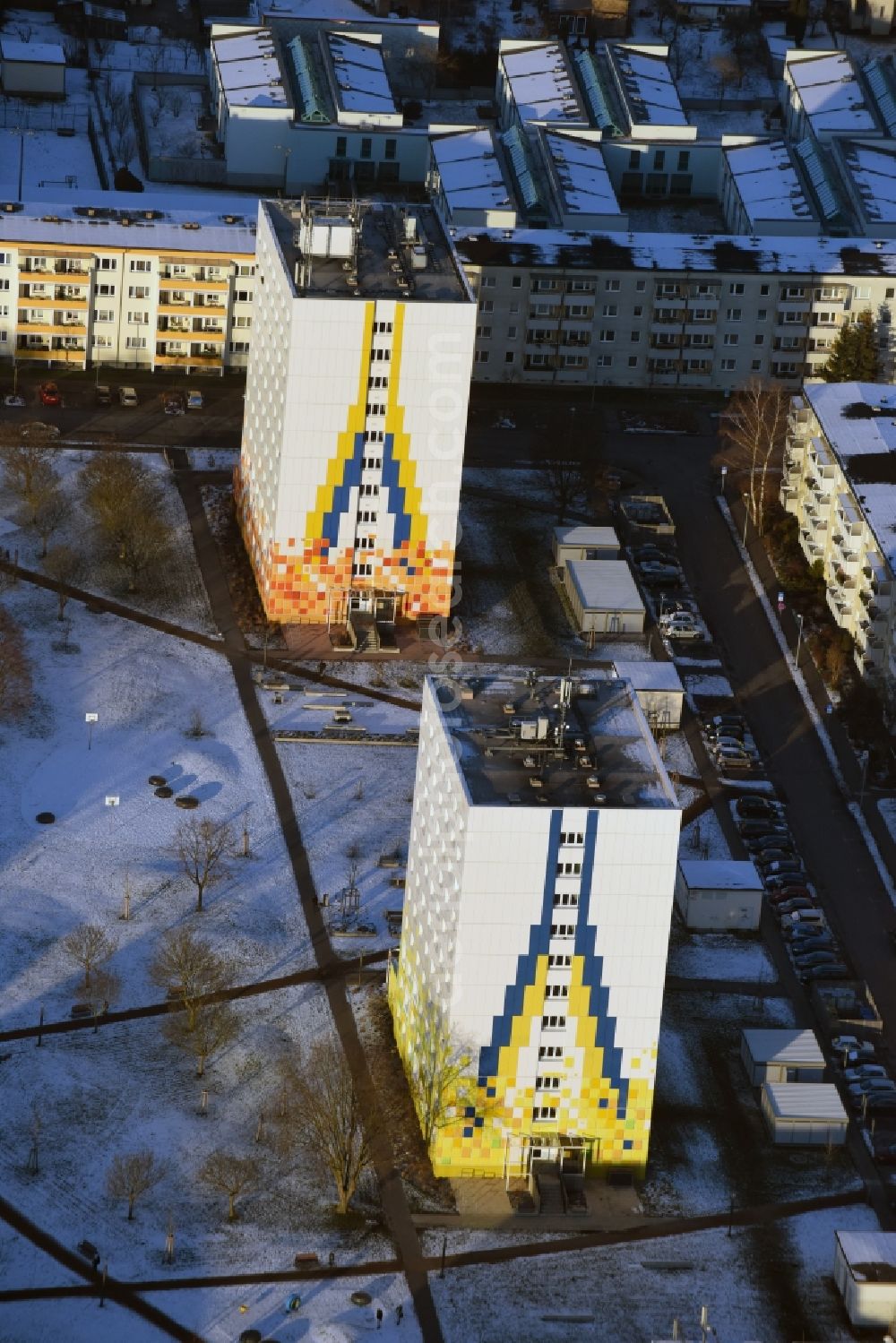 Aerial image Hennigsdorf - Skyscrapers in the residential area of industrially manufactured settlement in Hennigsdorf in the state Brandenburg