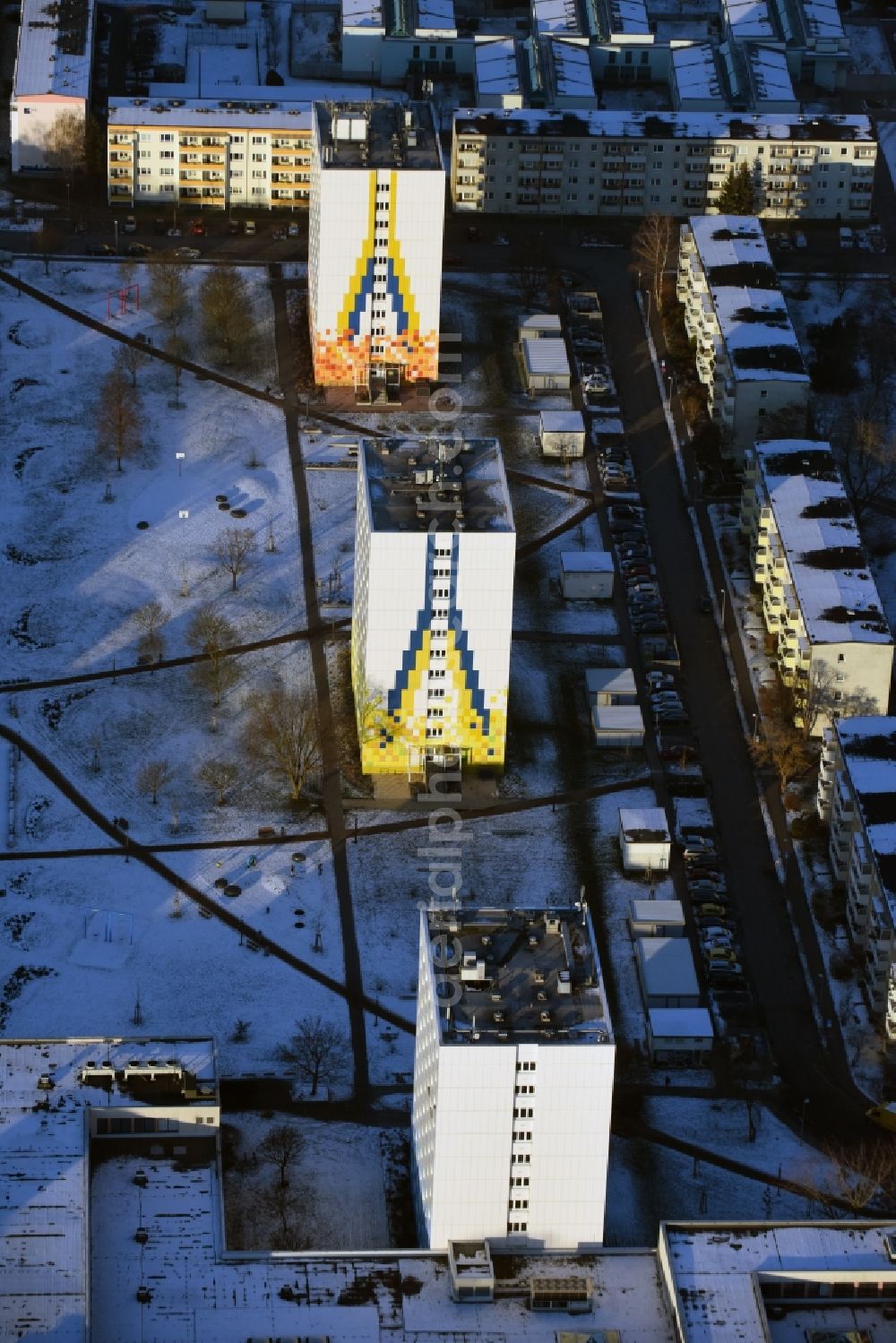 Aerial photograph Hennigsdorf - Skyscrapers in the residential area of industrially manufactured settlement in Hennigsdorf in the state Brandenburg