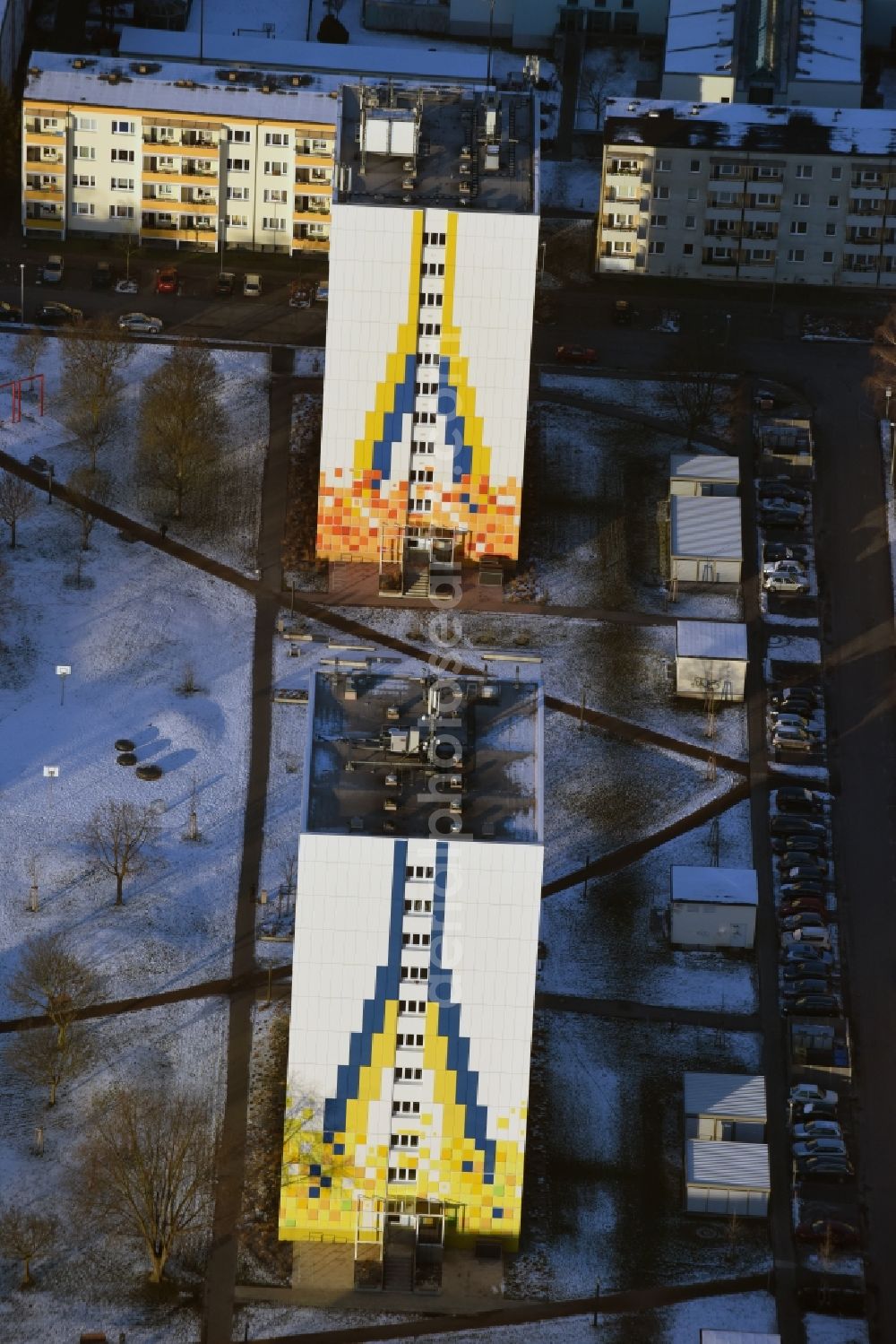 Hennigsdorf from the bird's eye view: Skyscrapers in the residential area of industrially manufactured settlement in Hennigsdorf in the state Brandenburg