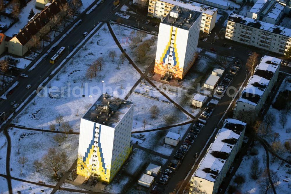 Aerial image Hennigsdorf - Skyscrapers in the residential area of industrially manufactured settlement in Hennigsdorf in the state Brandenburg