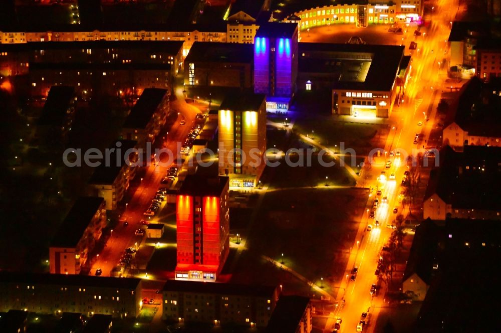 Hennigsdorf from the bird's eye view: Skyscrapers in the residential area of industrially manufactured settlement in Hennigsdorf in the state Brandenburg