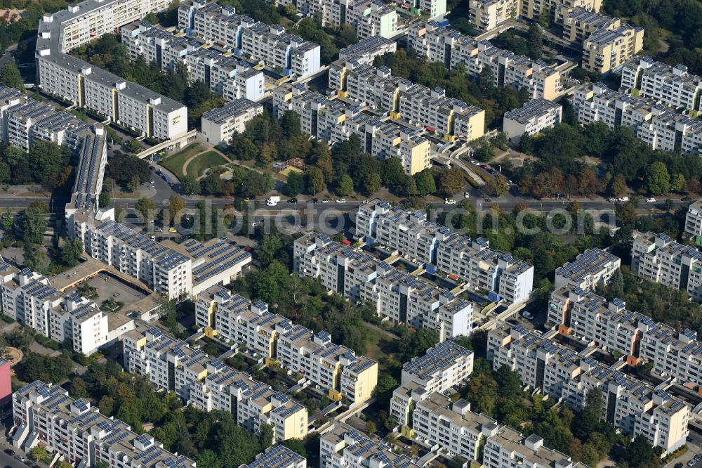 Berlin from the bird's eye view: Residential area of industrially manufactured settlement High Deck Siedlung on street Peter-Anders-Strasse in the district Neukoelln in Berlin, Germany